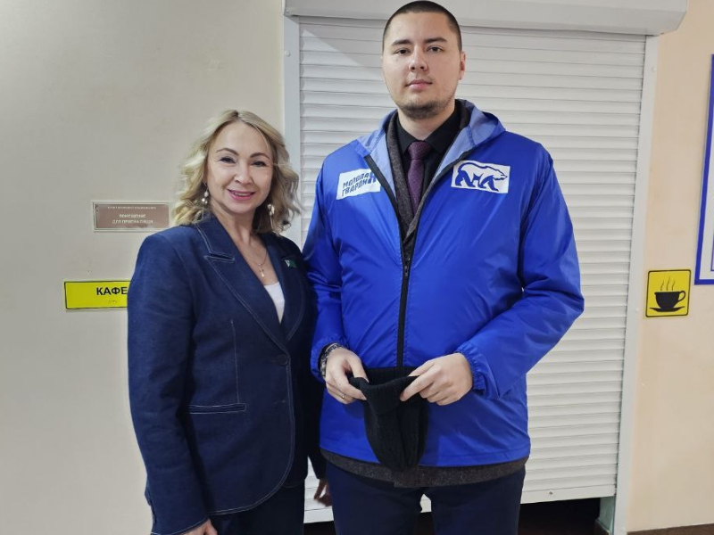 Молодая Гвардия Мегиона поздравила учителей творческим подходом