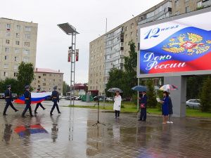 Над городской площадью Мегиона подняли Государственный флаг Российской Федерации