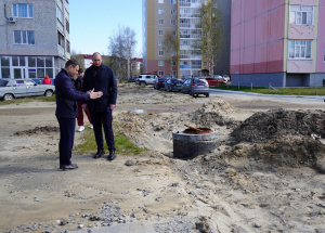 Глава города Алексей Петриченко вместе с коллегами совершил пеший маршрут по городу