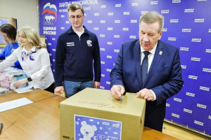 Борис Хохряков: Партийцы отравили из Югры в Макеевку около 2 тонн груза с подарочными наборами