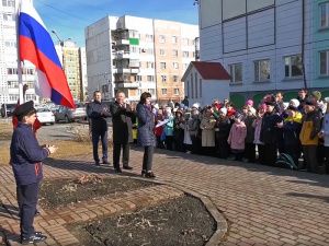 В первой школе состоялось торжественное поднятие флага Российской Федерации