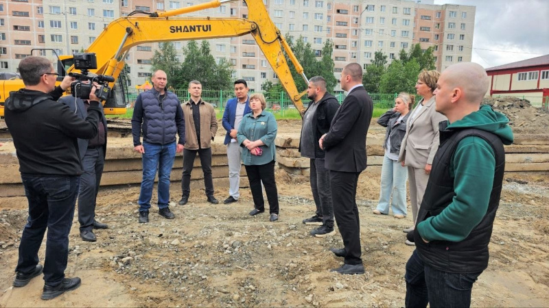 Молодая Гвардия Мегиона контролирует ход реконструкции школы №4 в рамках партийного десанта