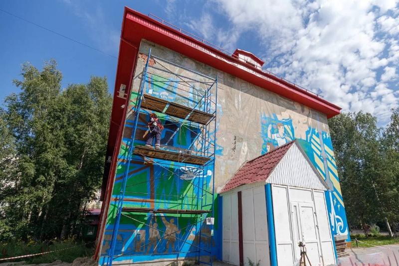 Волонтеры «Мегионнефтегаза» реставрируют первый в городе мурал