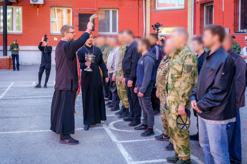 Югорчане, заключившие контракт, отправились в именное подразделение для прохождения военной службы 