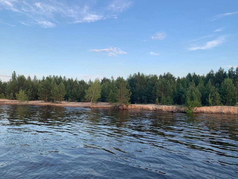 В Югре во время купания под баржу затянуло женщину