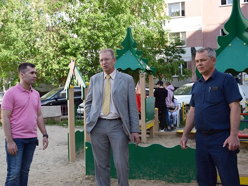 Безопасность детских игровых площадок проверяют в Мегионе