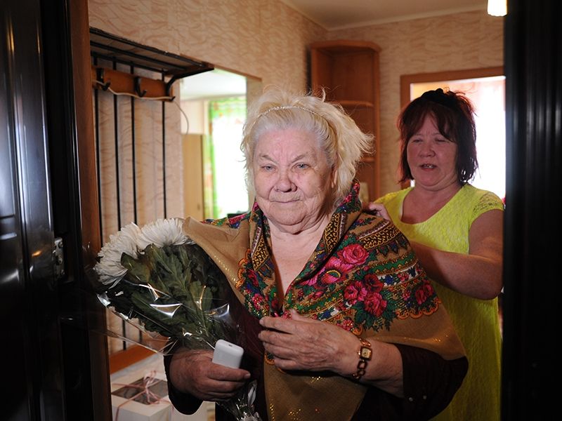 Волонтеры поздравили горожанку с 85-летним юбилеем